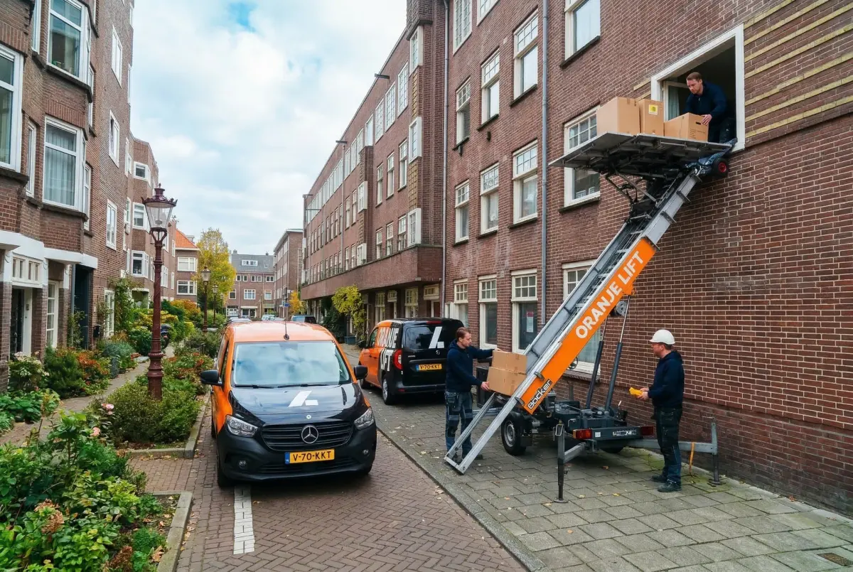 Aanhangerlift geplaatst in smalle straat in Oud-Zaandam
