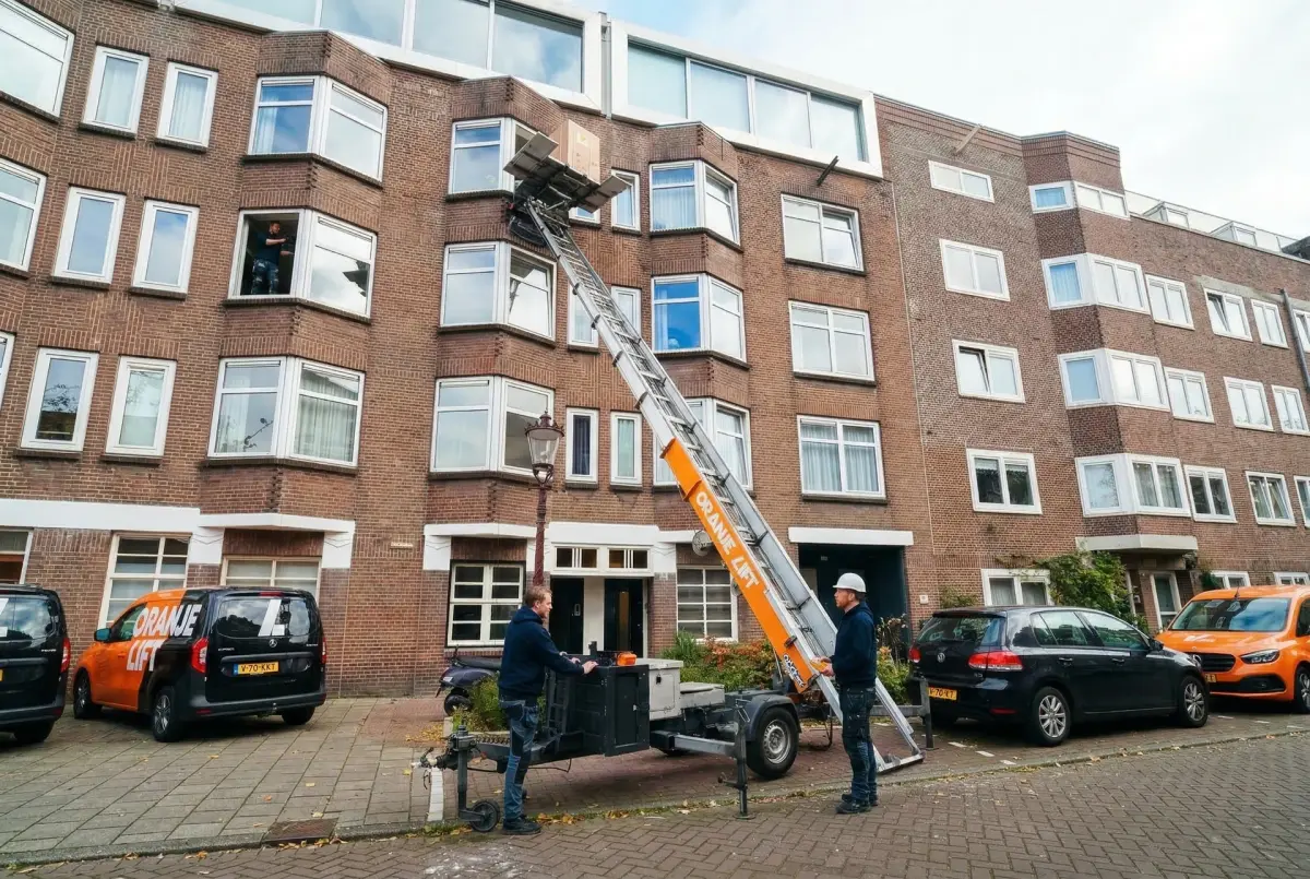 Verhuislift in actie in Zaandam