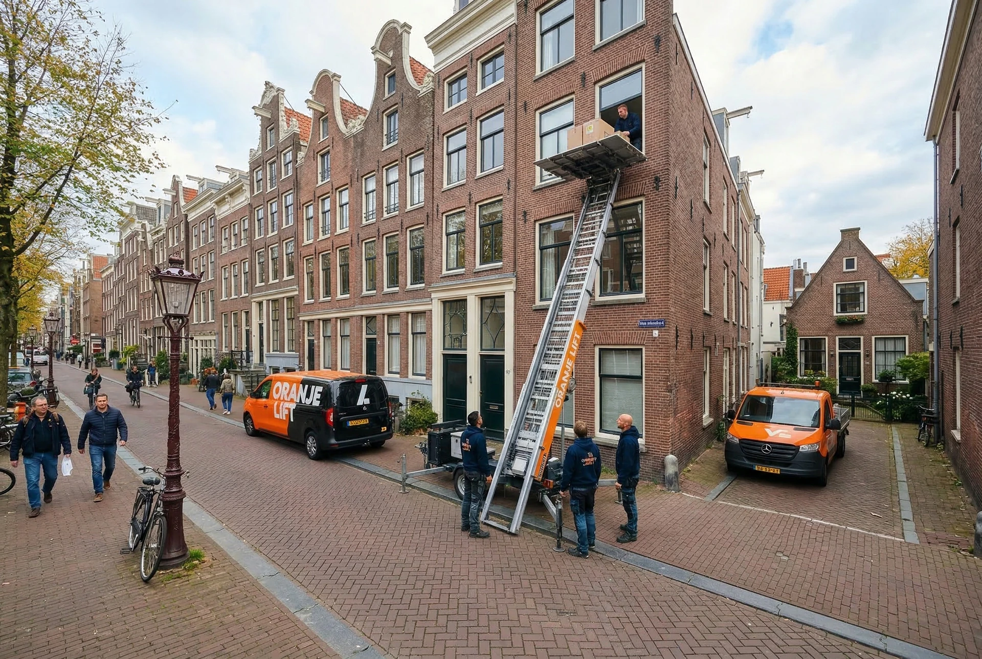 Aanhangerlift in smalle straat bij Gedempte Gracht, Zaandam